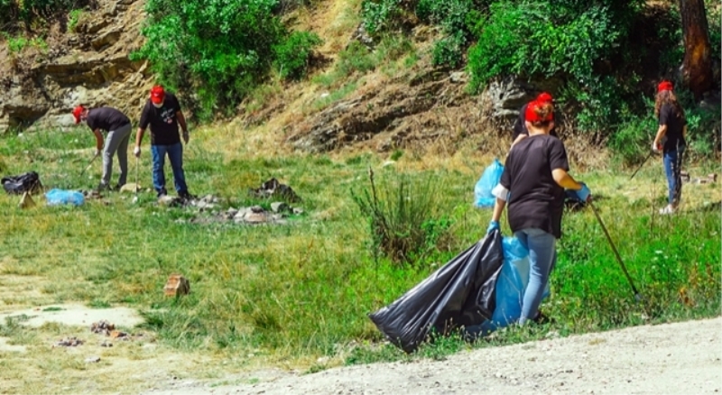 Eker çalışanları ormanda 1 kamyon çöp topladı