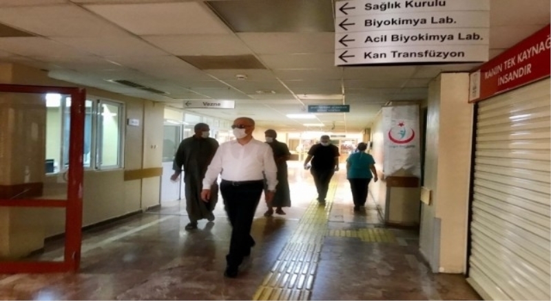 Vali tedbili kıyafet hastaneyi inceledi