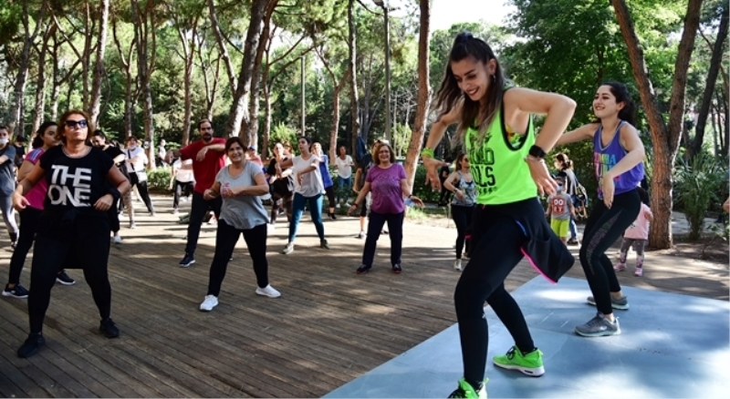 Parklarda zumba zamanı
