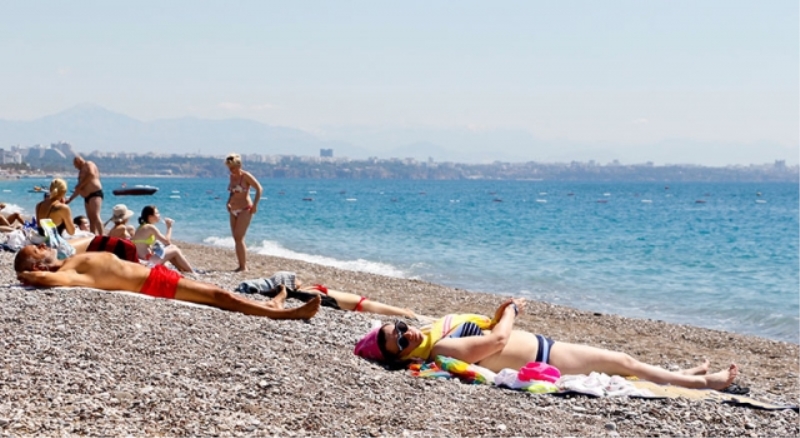 Sıcak havanın tadını turistler çıkardı