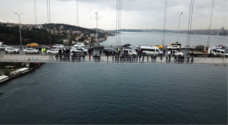 Haklarını isteyen işçiler köprüye çıktı
