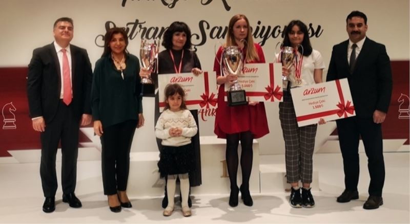 ‘Satrançta da kadınların yanında Arzum var’