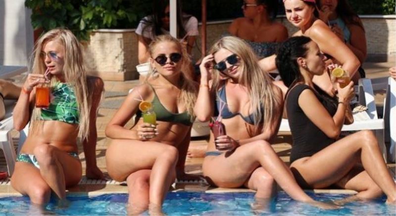 Rus turistler sahilleri doldurdu