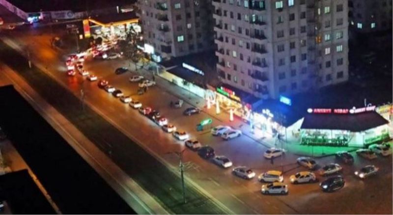 Benzinliklerde araç kuyrukları oluştu
