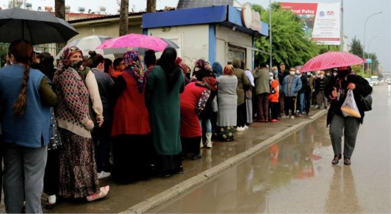 Ekmek kuyruğundakilerin yarısı ekmek alamadan dönüyor