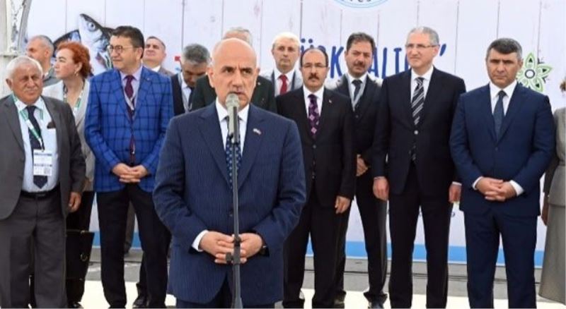 Türk balığı gardaş sofrasında