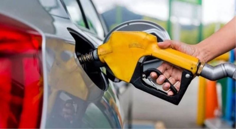 Benzine büyük zam geldi