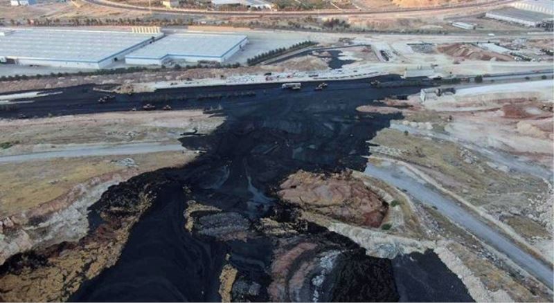 Üç ili bağlayan otoyol siyaha büründü