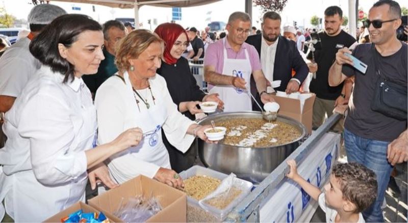 Aşureler binlerce vatandaşa ikram edildi