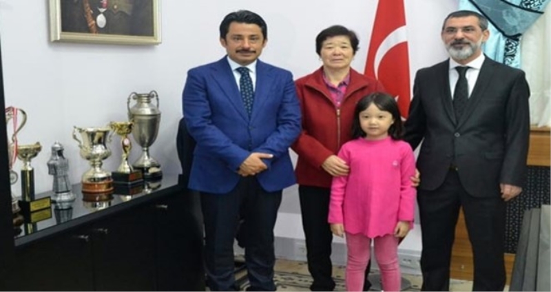 Koreli Ayla, babasını görünce gözyaşlarına boğuldu