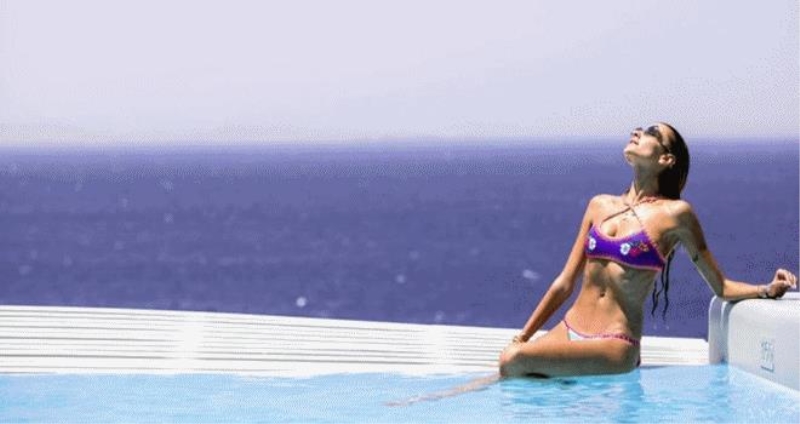 Özge Ulusoy bikinili fotoğrafını paylaştı