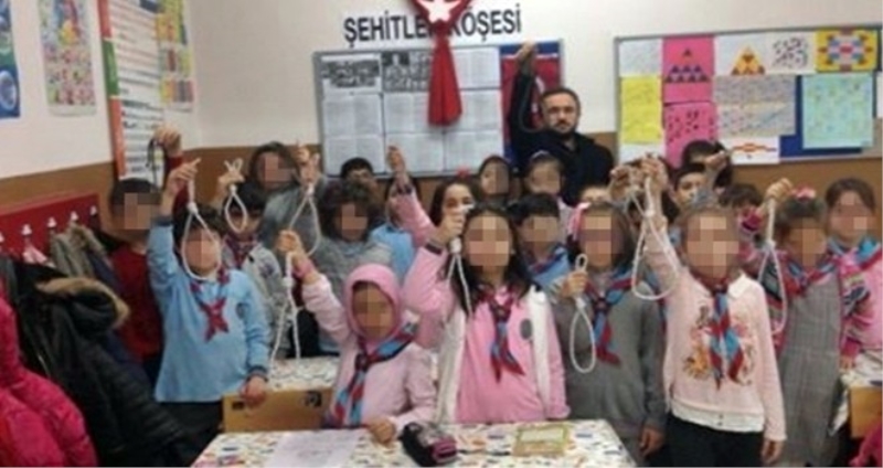Öğrencilerin eline idam ipi verdi