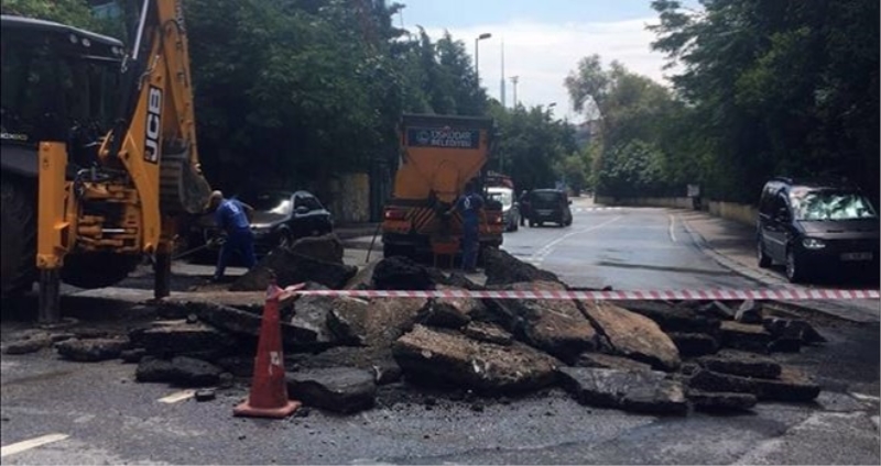 Üsküdar, Beylerbeyi’nde yol çöktü