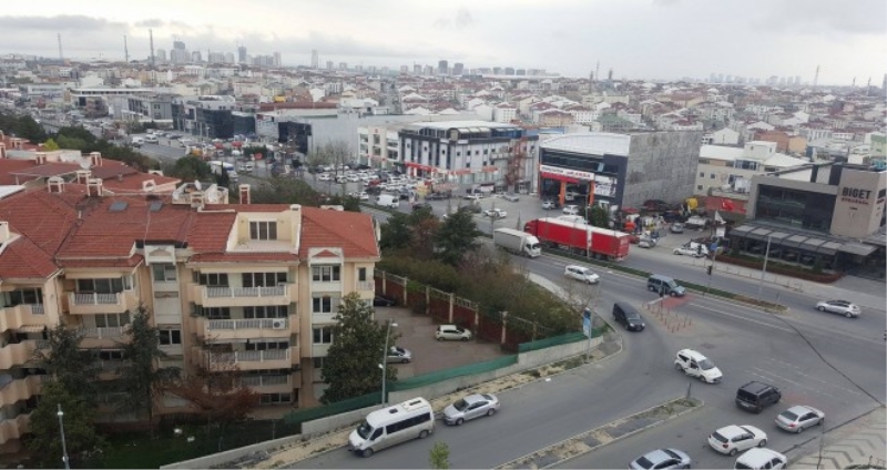 Caddenin bir yanında 5 kat, diğer yanında 20 kat !