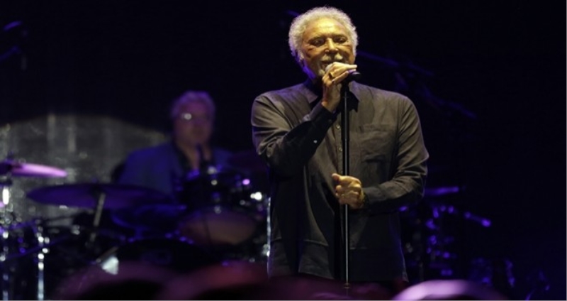 Tom Jones’dan müzik şöleni